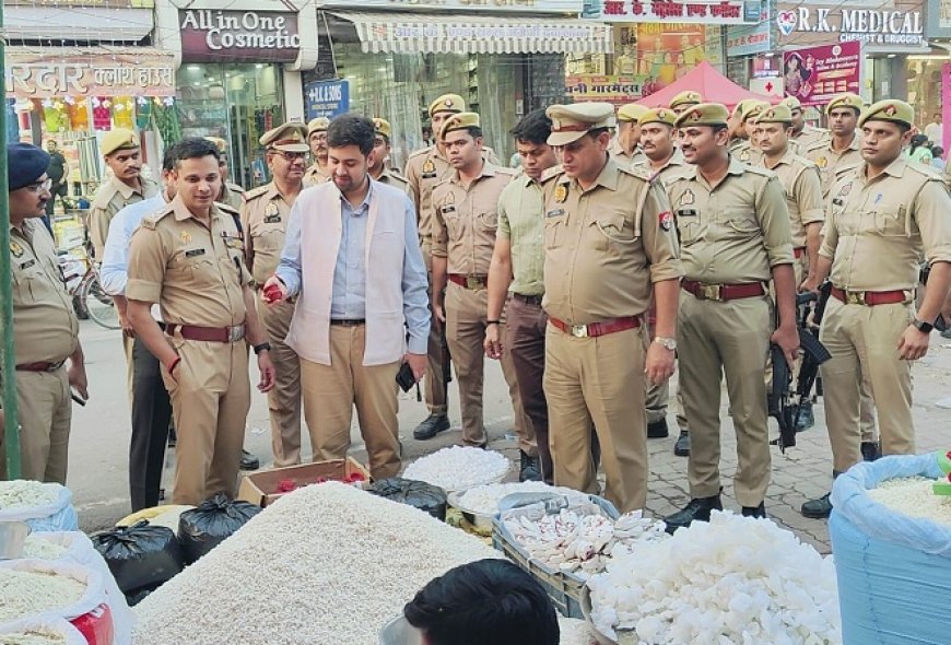 Hardoi: हरदोई में आगामी त्योहारों को सकुशल/शान्तिपूर्ण ढंग से सम्पन्न कराने हेतु डीएम एसपी ने की पैदल गस्त।