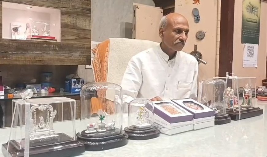 Sambhal: धनतेरस पर सम्भल का सर्राफा बाजार चमका, राममंदिर मॉडल और चांदी के सिक्कों की बढ़ी मांग। 