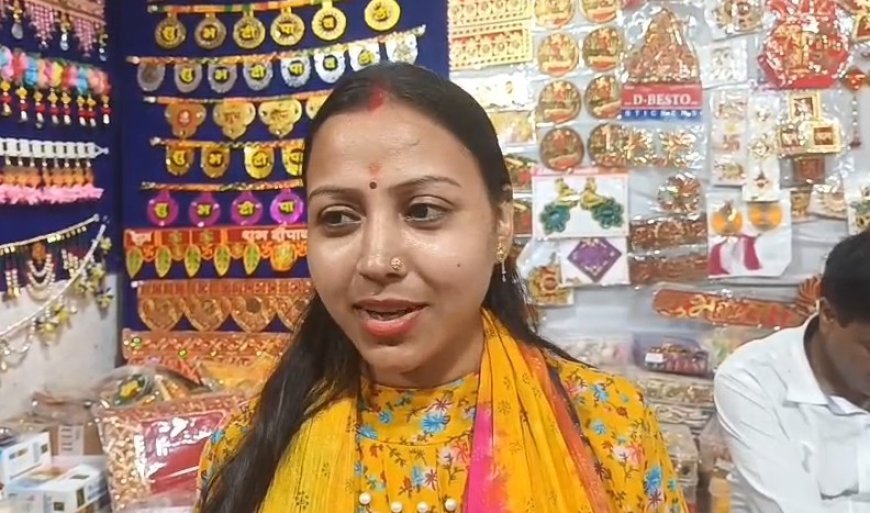 Sambhal: सम्भल में दीपावली से पहले बाजारों में रौनक, सजावटी सामान की बढ़ी मांग। 