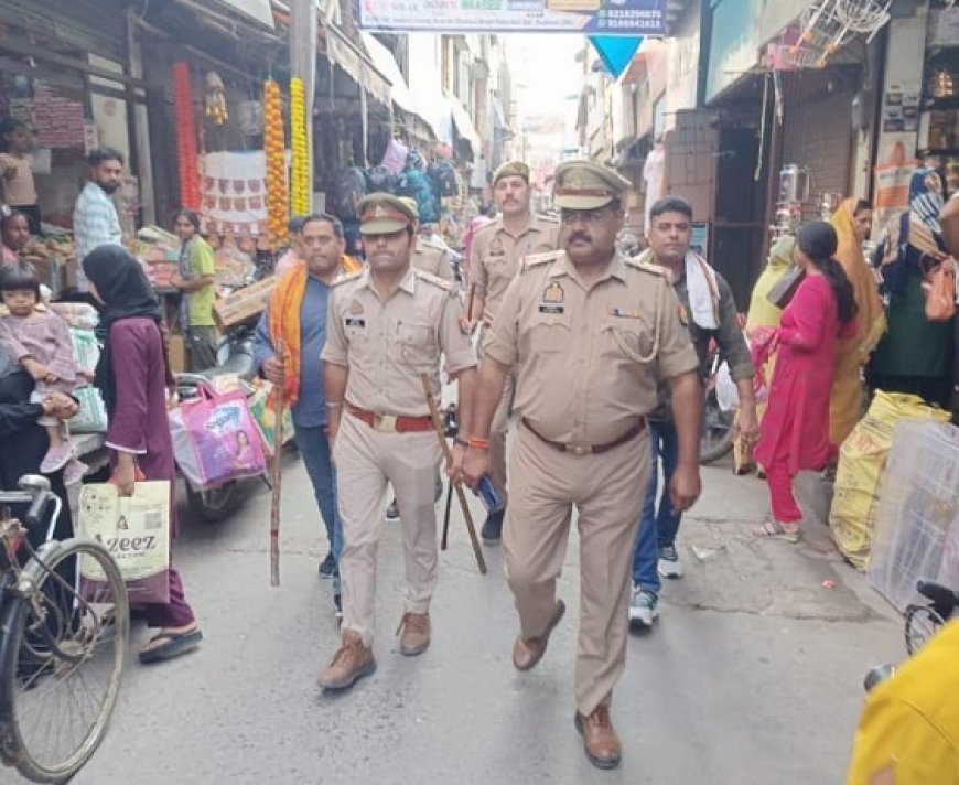 Deoband: दीपावली लक्ष्मी पूजा के मद्देनजर देवबंद पुलिस सक्रिय, नगर के बाजारों में गश्त कर शांति व सौहार्द बनाए रखने की अपील की।