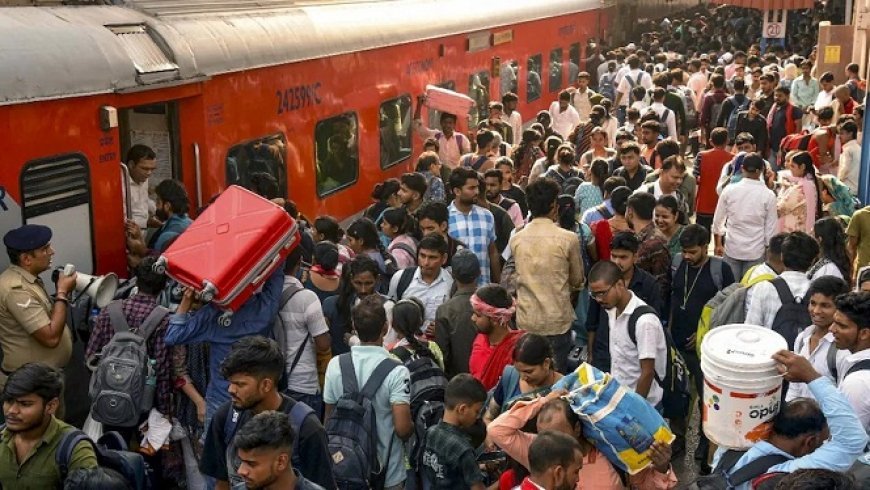 दिवाली-छठ पूजा पर Homecoming Rush: सूरत के उधना स्टेशन पर 12 घंटे पहले लगी 2 किमी लंबी कतारें, 16 हजार यात्रियों को पहुंचाई 8 ट्रेनों ने, दिल्ली में भीड़ का प्रवाह। 