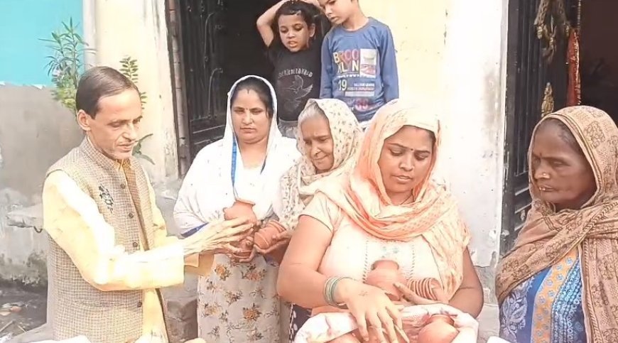 Sambhal: दीपावली पर अनोखी पहल- विदेशी छोड़ो, स्वदेशी अपनाओ के नारे के साथ मुस्लिम शख्स ने बांटे दिए। 