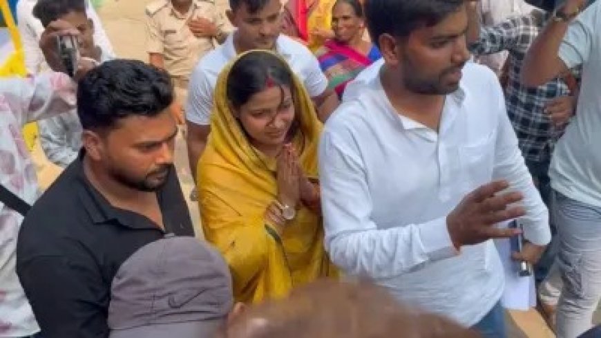 बिहार चुनाव 2025- पवन सिंह की पत्नी ज्योति सिंह ने काराकाट से निर्दलीय उम्मीदवार के रूप में भरा नामांकन, विवादों के बीच राजनैतिक गलियारों में चर्चाएं तेज। 