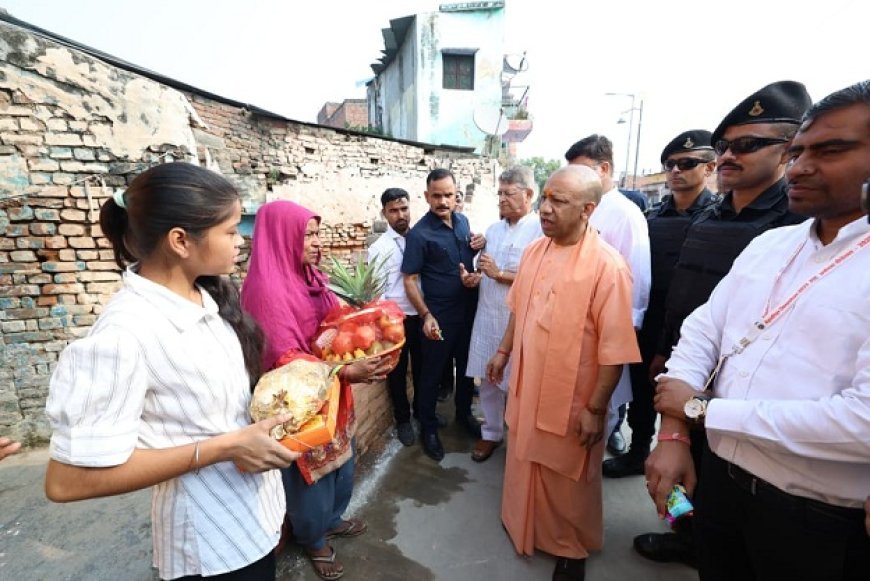 Ayodhya: सीएम योगी ने अयोध्या की निषाद बस्ती में मनाई दीपावली, बच्चों को दी मिठाइयां और उपहार।