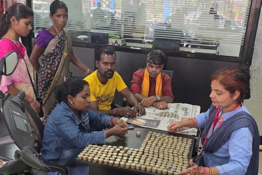 जशपुर: बेटी के सपने को साकार करने को 6 महीने तक 10-10 के सिक्के जोड़े, किसान परिवार ने सिक्कों के बोरे भरकर खरीदी स्कूटी। 