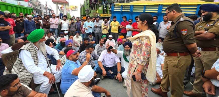 Uttarakhand: धान तौल न होने पर किसानों का आक्रोश- भगत सिंह चौक पर 2 घंटे चक्का जाम, SDM की मशक्कत से खुली सड़क।