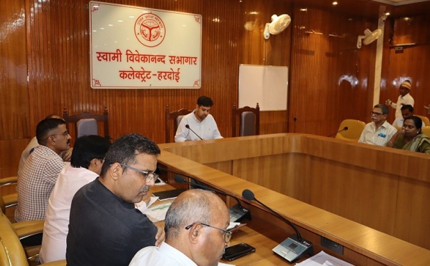 Hardoi: जिलाधिकारी ने की सीएम डैस बोर्ड (विकास) की समीक्षा बैठक। 