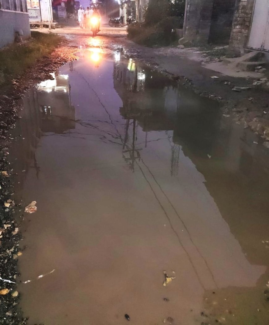 Deoband : दारुल उलूम वक्फ क्षेत्र में सड़क पर भरा पानी, लोग परेशान, लोगों ने पालिका अधिकारियों और वार्ड सभासद के प्रति जताया रोष