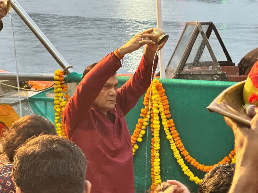 Lucknow : छठ पर्व पर मंत्री ए.के. शर्मा ने लक्ष्मण मेला घाट पर सूर्य को दिया अर्घ्य, स्वच्छता अभियान सोशल मीडिया पर नंबर वन ट्रेंड