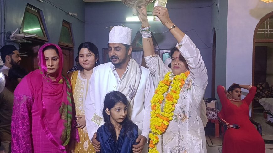 Hardoi : किन्नर गुरु रेखा समजसेविका ने शानो शौकत से झाड़ी शाह की दरगाह पर चादर पेश की