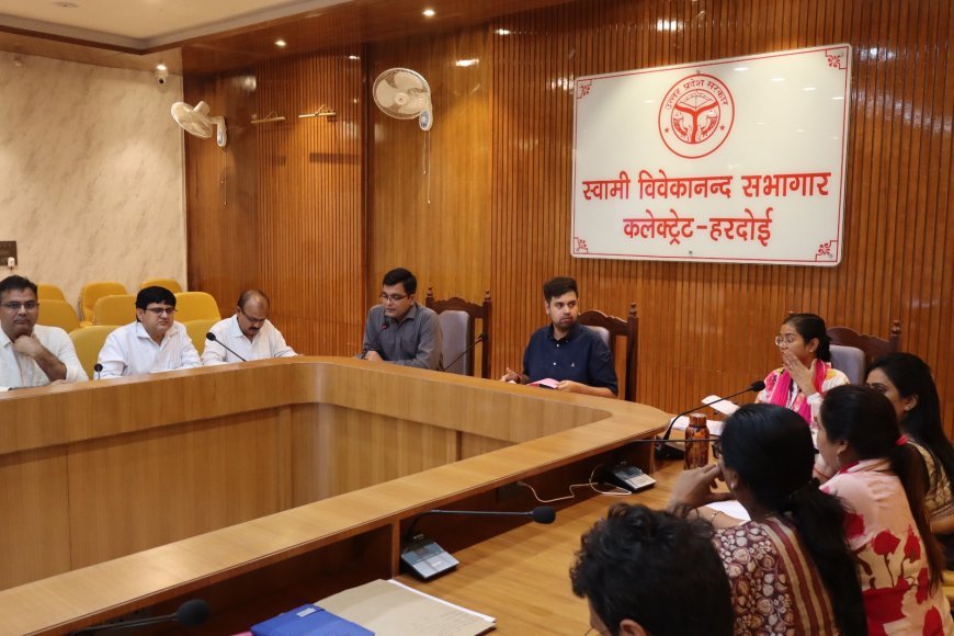 Hardoi : जिलाधिकारी अनुनय झा ने सीएम डैशबोर्ड पर राजस्व और विकास कार्यों की समीक्षा की