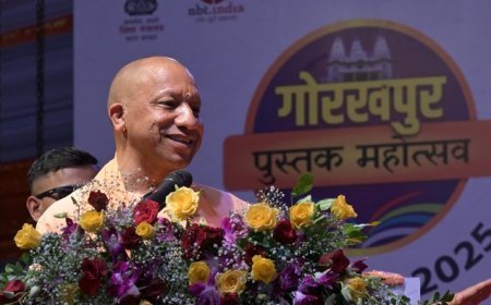 Gorakhpur: सीएम योगी की बच्चों से अपील- स्मार्टफोन की जगह अच्छीsmartphones पुस्तकों में करें अपने समय का निवेश। 