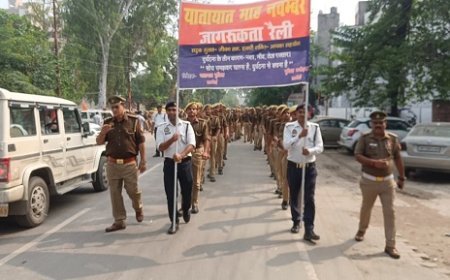 Hardoi: यातायात माह 2025 का शुभारंभ- जिलाधिकारी अनुनय झा ने सड़क सुरक्षा रैली को हरी झंडी दिखाकर रवाना किया, सभी को दिलाई यातायात नियमों की शपथ।