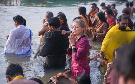 Lucknow: कार्तिक पूर्णिमा पर काशी के घाटों पर उमड़ा आस्था का सागर, लाखों श्रद्धालुओं ने किया गंगा स्नान।