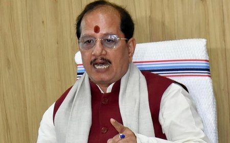 बिहार डिप्टी सीएम विजय कुमार सिन्हा ने परिवार सहित डाला वोट, कहा जंगलराज की वापसी रोकने का आज आखिरी मौका। 