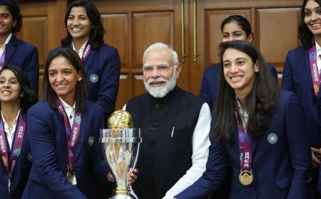 पीएम मोदी को अंडर-19 महिला टी20 विश्व कप विजेता टीम ने गिफ्ट में दी 'नमो जर्सी' की मुलाकात, पीएम मोदी ने खिलाड़ियों को बताया देश का गौरव। 