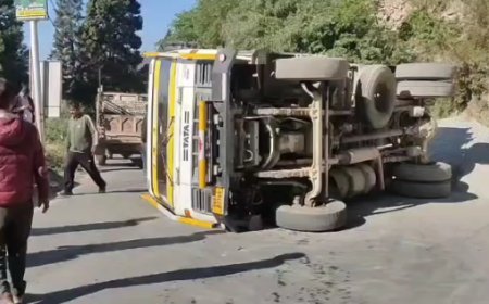 Mussoorie : मसूरी-देहरादून मार्ग पर रेत लदा डंपर पलटा, चालक बाल-बाल बचा