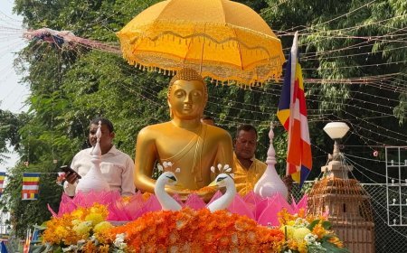 Lucknow : सारनाथ में मूलगंध कुटी विहार की 94वीं वर्षगांठ पर निकली भगवान बुद्ध की शोभायात्रा, हजारों बौद्ध अनुयायी हुए शामिल