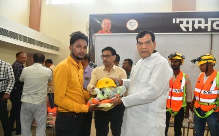 Lucknow : मऊ दौरे पर ऊर्जा मंत्री ए.के. शर्मा ने विद्युत कर्मियों को दिए सुरक्षा उपकरण