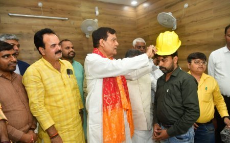 Lucknow : अयोध्या में नगर विकास और ऊर्जा मंत्री ए.के. शर्मा ने अधिकारियों के साथ की समीक्षा, विद्युत कर्मियों को बांटी सुरक्षा किट