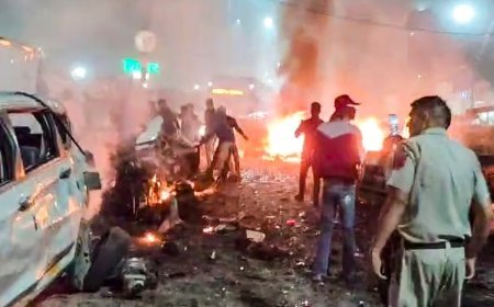 Delhi Blast : दिल्ली के लाल किले के पास कार में भयंकर विस्फोट, 14 साल बाद दहला दिल्ली, आठ की मौत, कई घायल; अमित शाह एलएनजेपी अस्पताल पहुंचे