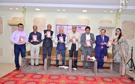 Hardoi: 'तुम मुझे यूं भुला न पाओगे' डॉ. आनंद स्वरूप अस्थाना ‘नंदू’ की 17वीं पुण्यतिथि पर व्याख्यानमाला एवं काव्य संग्रह विमोचन। 