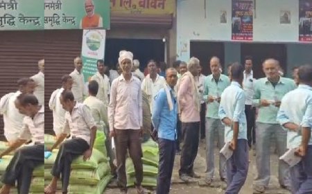 Hardoi: डीएपी खाद की किल्लत से आक्रोशित किसानों ने समिति कार्यालय के बाहर किया हनुमान चालिसा पाठ, कालाबाजारी पर कार्रवाई की मांग। 