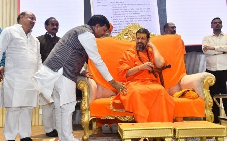 Lucknow: मंत्री कपिल देव अग्रवाल ने 'अस्तित्व सम्मान समारोह 2025' में लिया स्वामी डॉ. कैलाशानंद गिरी महाराज का आशीर्वाद। 