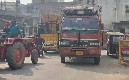 Hathras: नो एंट्री में दौड़ रहे भारी वाहन, बागमूला चौराहे पर रोजाना जाम, ट्रैफिक इंचार्ज की लापरवाही पर उठे सवाल? क्या यही है सड़क सुरक्षा अभियान?
