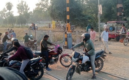 Sitapur : नैमिषारण्य रेलवे क्रॉसिंग पर गेट लॉक होने पर भी निकलते रहे लोग, रेलवे की लापरवाही फिर आई सामने