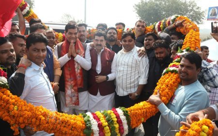 Lucknow : हाथरस में कंस वध एवं कृष्ण-बलराम प्रस्थान लीला में मुख्य अतिथि बने नगर विकास एवं ऊर्जा मंत्री ए. के. शर्मा