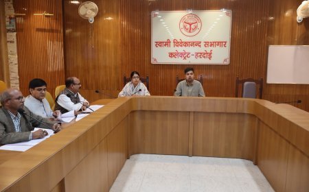 Hardoi : जिलाधिकारी अनुनय झा की अध्यक्षता में मनरेगा, आवास और स्वच्छ भारत मिशन की समीक्षा बैठक