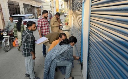 Bajpur: एसडीएम ने पालिका गेट पर सीएससी सेंटर को किया सील। 