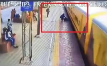 हैदराबाद के काचीगुड़ा रेलवे स्टेशन पर RPF कांस्टेबल की बहादुरी: चलती ट्रेन से गिरते यात्री की जान बचाई। 