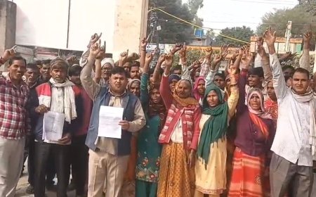 Sambhal: हसनपुर मुंजबता में आवासीय पट्टों को लेकर विवाद, ग्रामीण ट्रैक्टर से नई तहसील पहुंचे, तहसीलदार से कार्रवाई की मांग। 