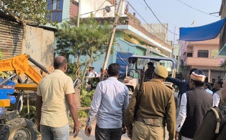 Sitapur: कस्बे में हटवाया अतिक्रमण, नहर चौराहे से दाधीचि कुंड तक चला अभियान। 