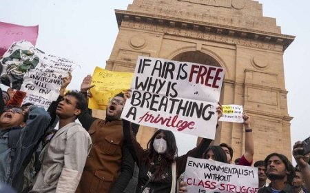 दिल्ली के इंडिया गेट पर वायु प्रदूषण विरोध प्रदर्शन में माओवादी कमांडर मदवी हिडमा के समर्थन में लगे नारे, हिंसा के बाद 15 गिरफ्तार। 