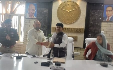 Hapur: प्रभारी मंत्री कपिल देव अग्रवाल की अध्यक्षता में कलेक्ट्रेट सभागार में विकास योजनाओं की समीक्षा बैठक संपन्न। 