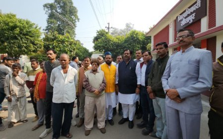 Sitapur : सीतापुर में दुकानों पर लाल निशान से व्यापारियों में हड़कंप, डीएम को सौंपा ज्ञापन