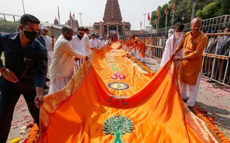 Ayodhya : 191 फीट ऊँचे शिखर पर पहली धर्मध्वजा फहराएंगे पीएम मोदी, ध्वज जन्मभूमि परिसर में पहुँचा