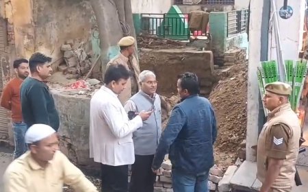 Sambhal: सम्भल में मिला एक और प्राचीन बंद कुआं, प्रशासन ने शुरू कराई खुदाई। 