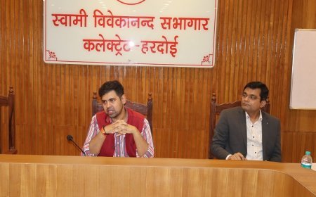 Hardoi: जिलाधिकारी ने की राजनैतिक दलों के साथ बैठक- अनुनय झा