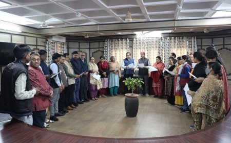 Lucknow: संविधान दिवस पर उत्तर प्रदेश संगीत नाटक अकादमी के अधिकारियों और कर्मचारियों ने ली संविधान के प्रति कर्तव्य पालन की शपथ। 