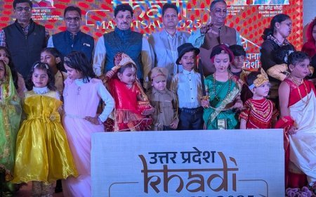 Lucknow:  'रैम्प पर खादी का जलवा, बच्चों ने बिखेरा आकर्षण- योगी सरकार के खादी प्रोत्साहन अभियान को मिला नया आयाम।