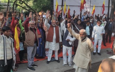 Sitapur : संविधान दिवस पर सीतापुर में मनरेगा मजदूरों का धरना, बेरोजगारी भत्ता और भुगतान की मांग