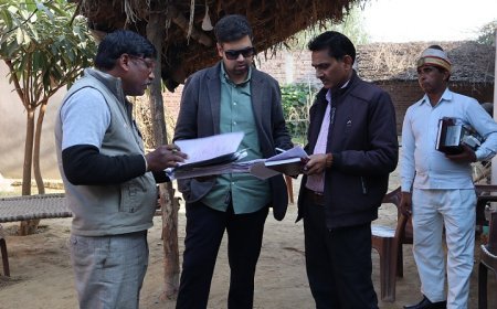 Hardoi: मतदाता सूची पुनरीक्षण- जिला निर्वाचन अधिकारी ने किया बूथों का निरीक्षण, फार्म जमा करने की अपील। 