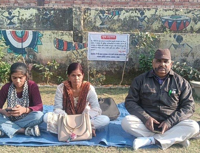 Sambhal: नाबालिग से ठगी के आरोप में महिला भूख हड़ताल पर बैठी, न्याय की गुहार। 