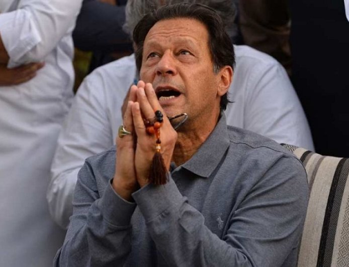 इमरान खान जिंदा हैं- अदियाला जेल प्रशासन ने खारिज की मौत की अफवाहें, बहनों को मिलने से रोका जाना बना विवाद का केंद्र। 