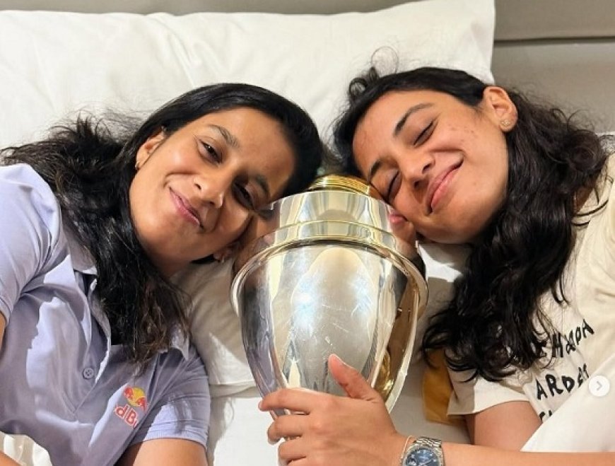 स्मृति मंधाना और जेमिमा रोड्रिग्स ने ट्रॉफी के साथ होटल में दिया सपनों जैसा पोज, फोटो वायरल।