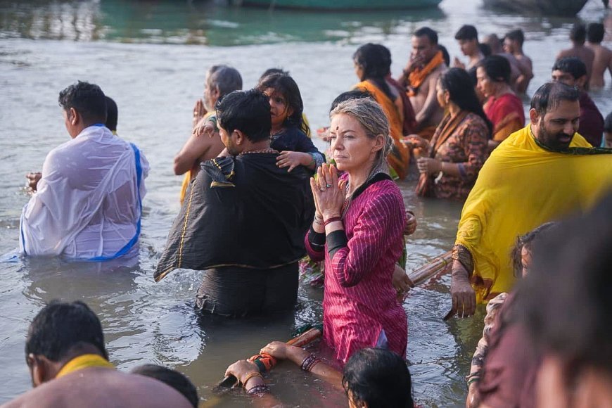 Lucknow : कार्तिक पूर्णिमा पर काशी के घाटों पर उमड़ा आस्था का सागर, लाखों श्रद्धालुओं ने किया गंगा स्नान